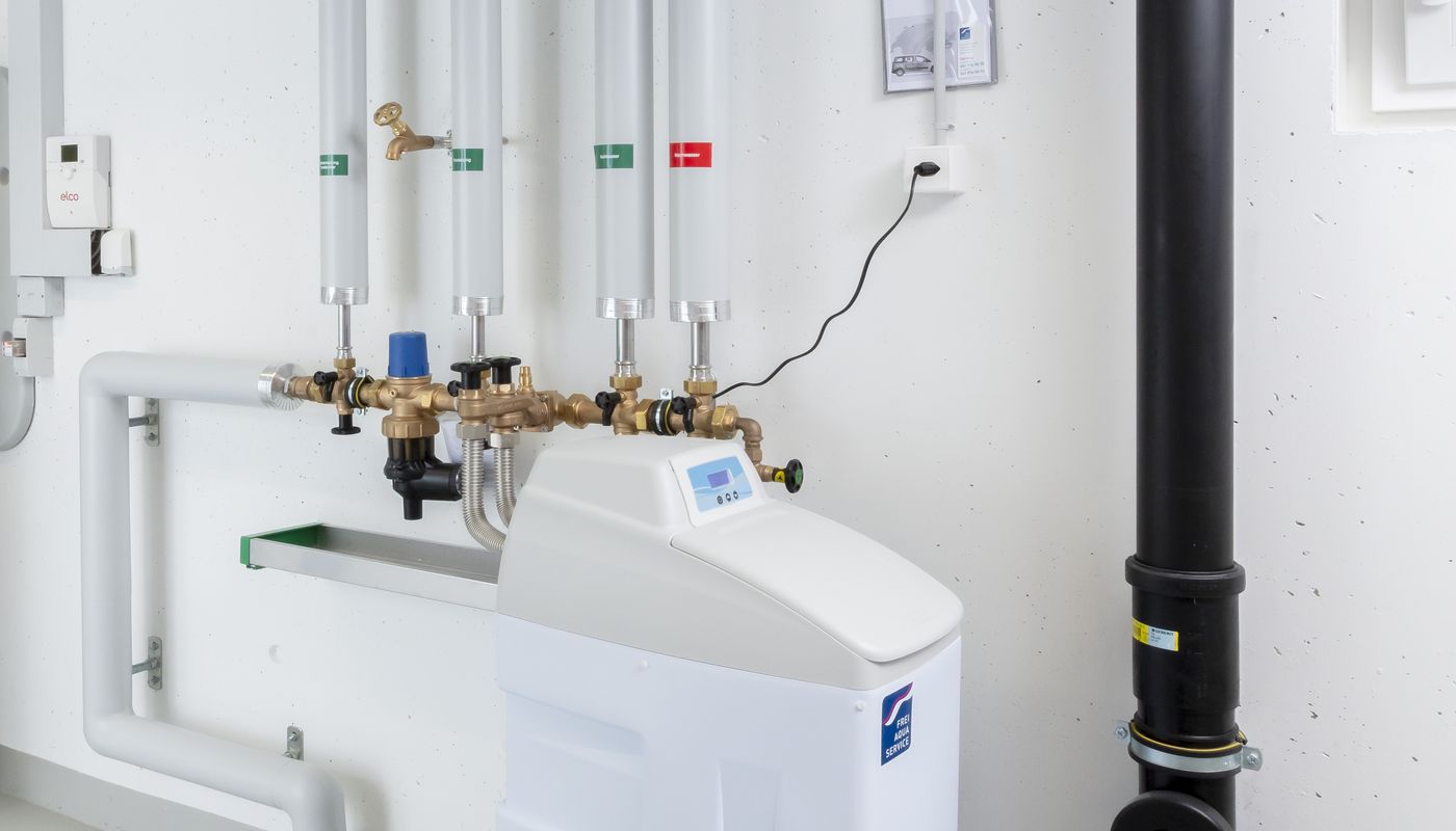 Kalk im Wasser: Eine Enthärtungsanlage kann Abhilfe schaffen