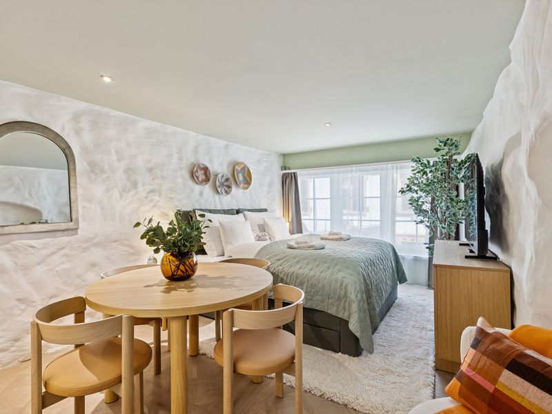 The Jewellery Box Old Town Retreat by the River Niederdorfstrasse OG3