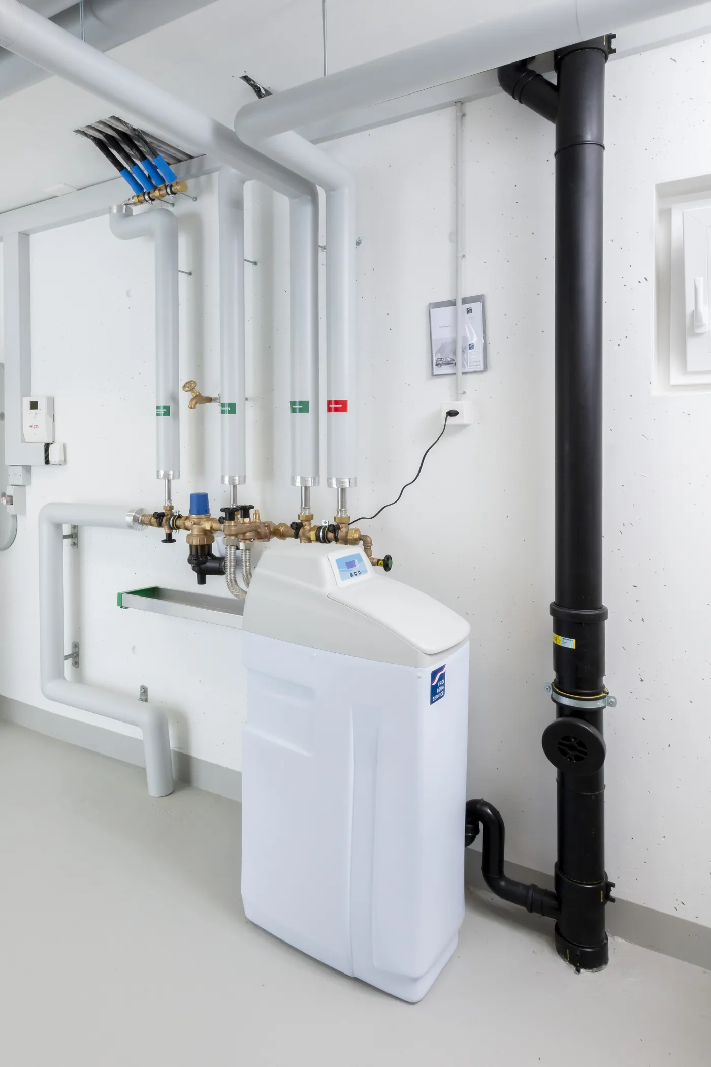 Kalk im Wasser: Eine Enthärtungsanlage kann Abhilfe schaffen