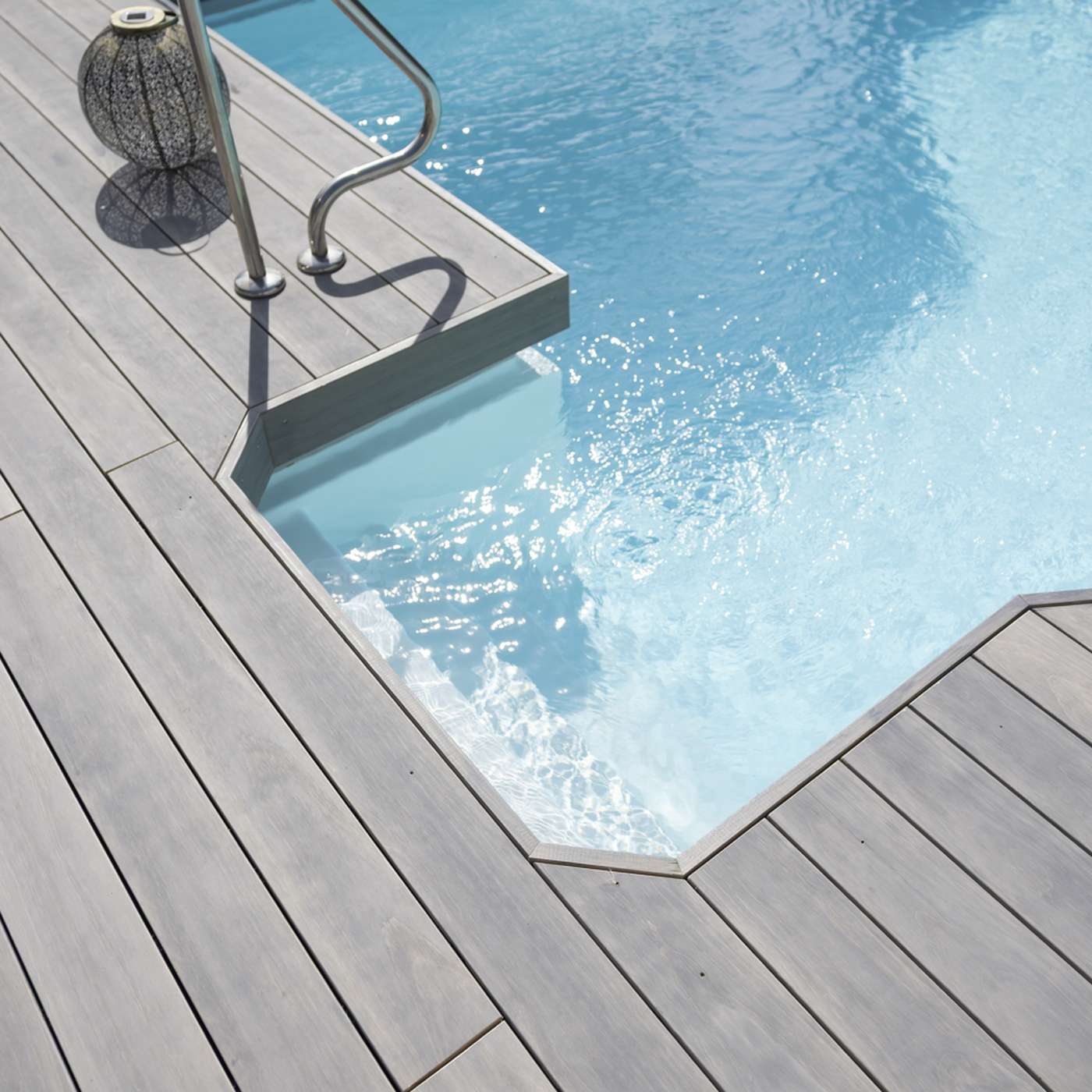 Terrassenboden in Accoya mit Whirlpool-Einfassung