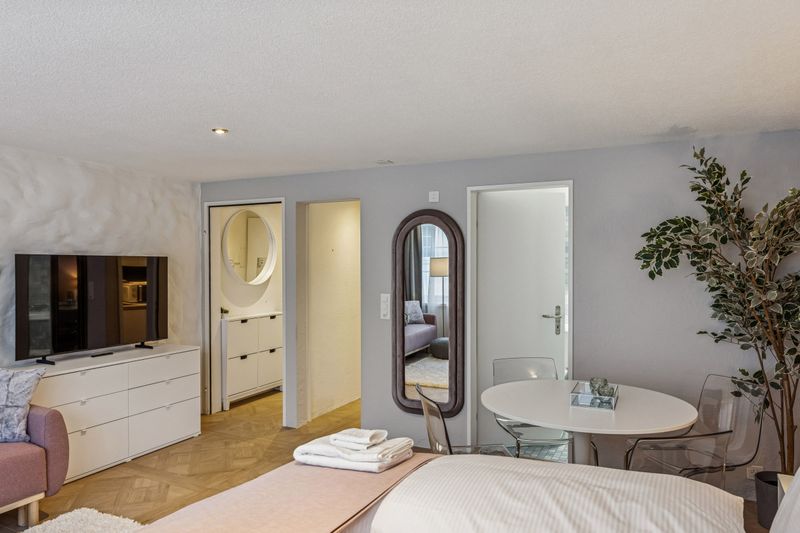 The Jewellery Box Old Town Central Hideaway by the River Niederdorfstrasse OG4