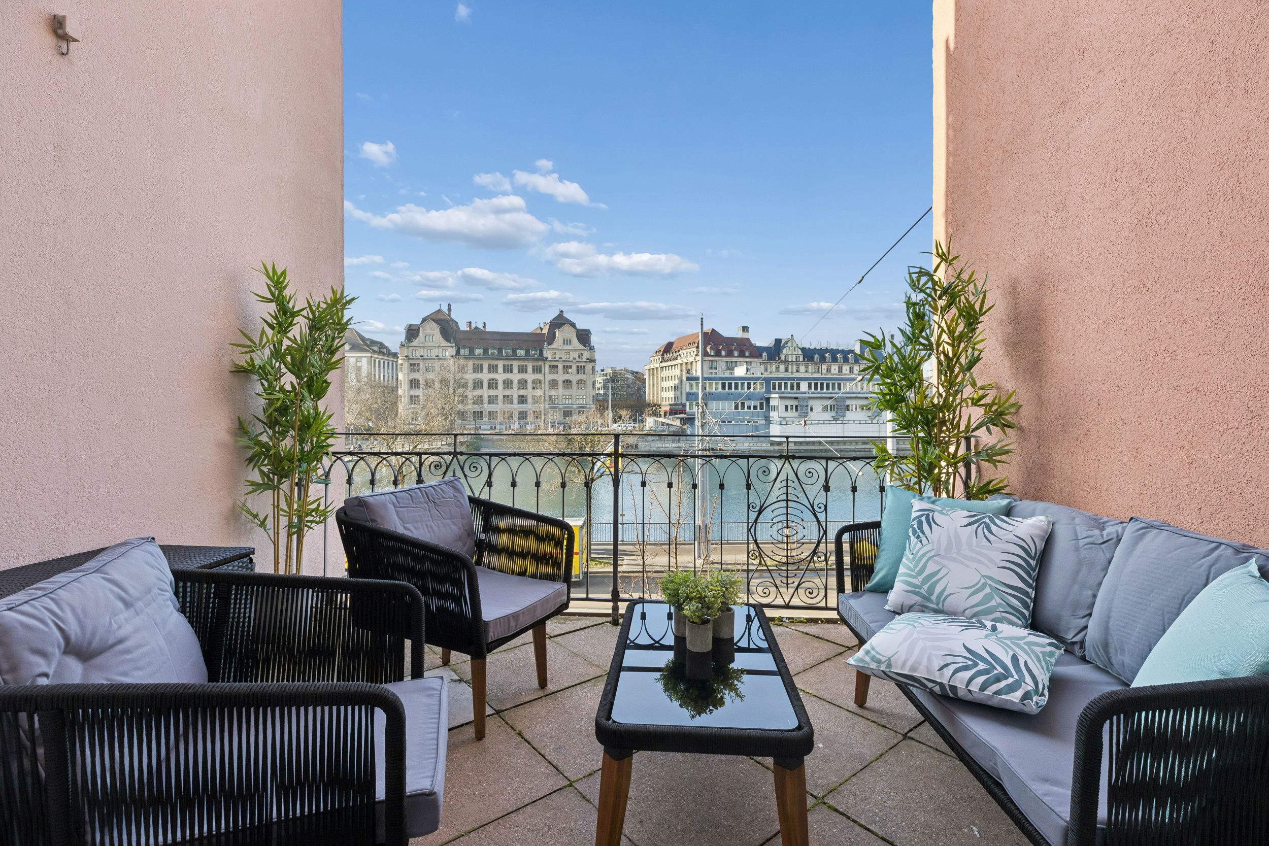 The Jewellery Box Old Town Gem with Waterview Niederdorfstrasse OG2