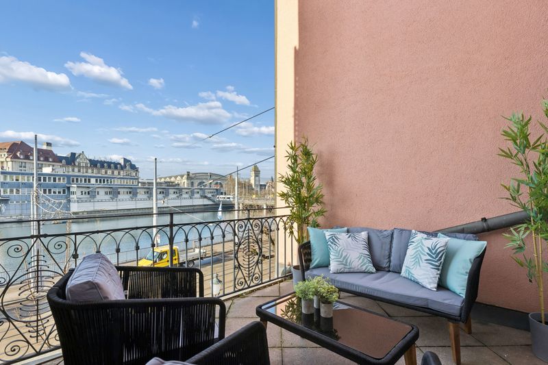 The Jewellery Box Old Town Gem with Waterview Niederdorfstrasse OG2