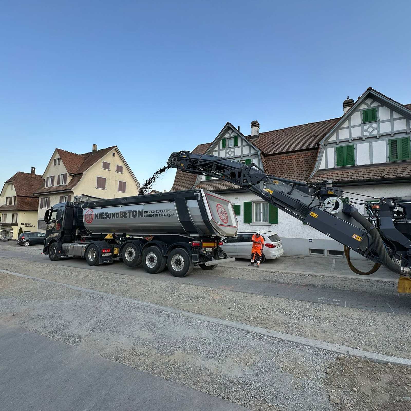 Von Fräsarbeiten bis zum frischen Strassenbelag.