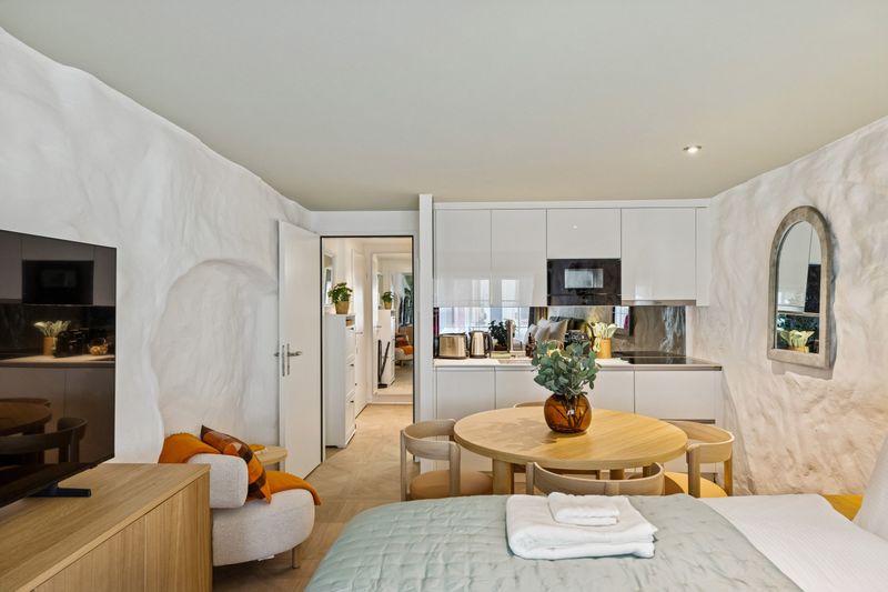 The Jewellery Box Old Town Retreat by the River Niederdorfstrasse OG3