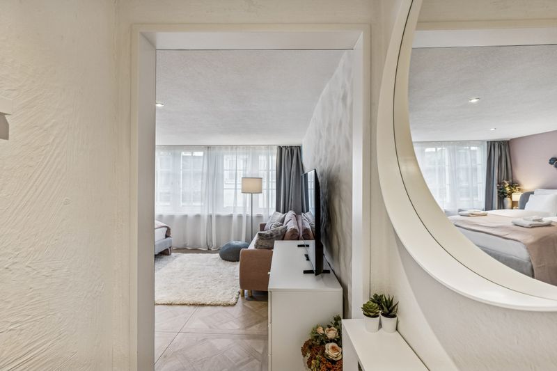 The Jewellery Box Old Town Central Hideaway by the River Niederdorfstrasse OG4