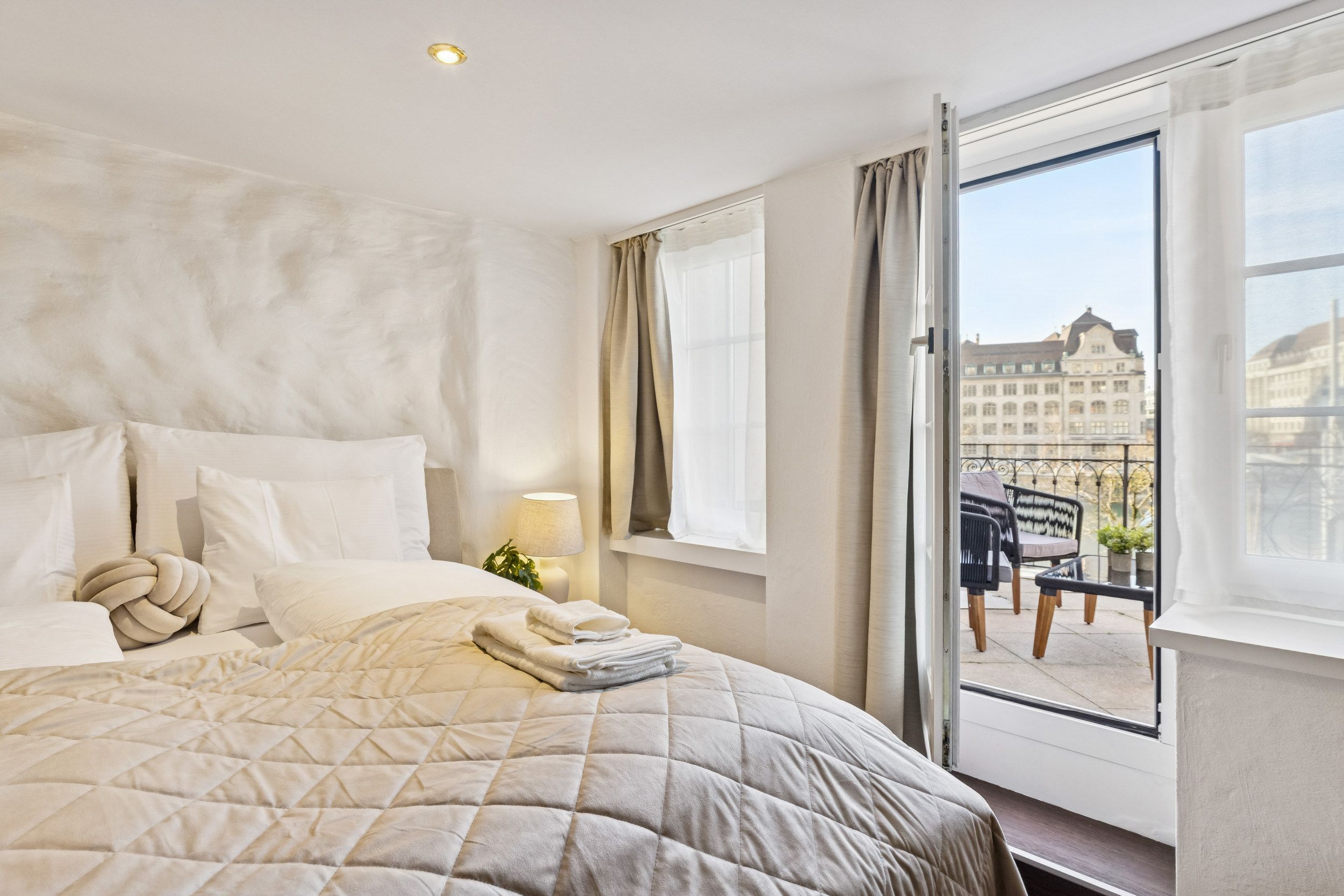 The Jewellery Box Old Town Gem with Waterview Niederdorfstrasse OG2