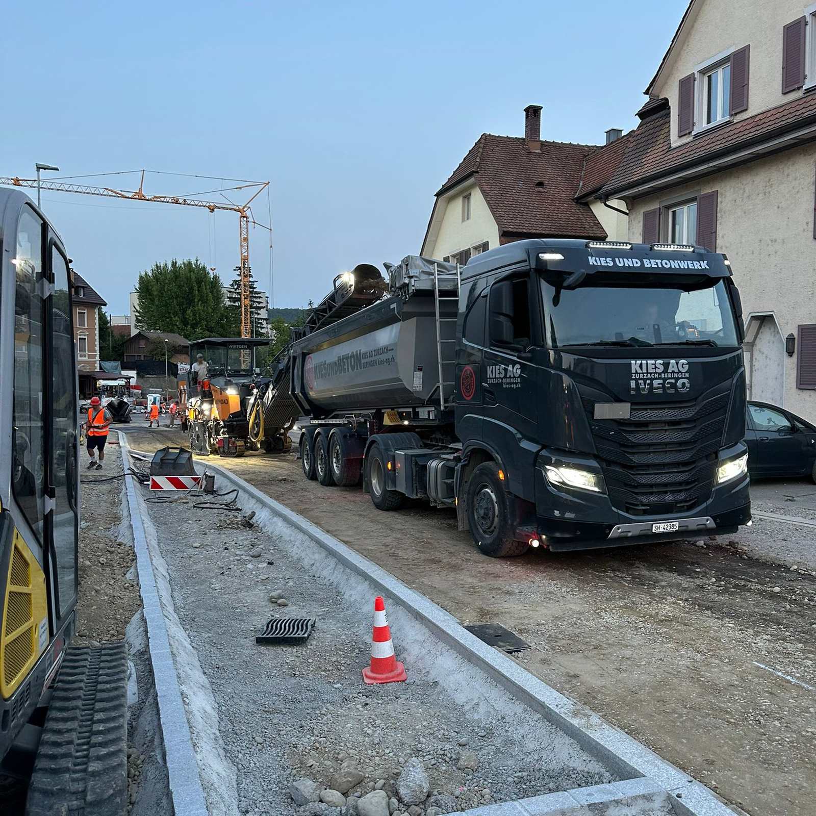 Von Fräsarbeiten bis zum frischen Strassenbelag.