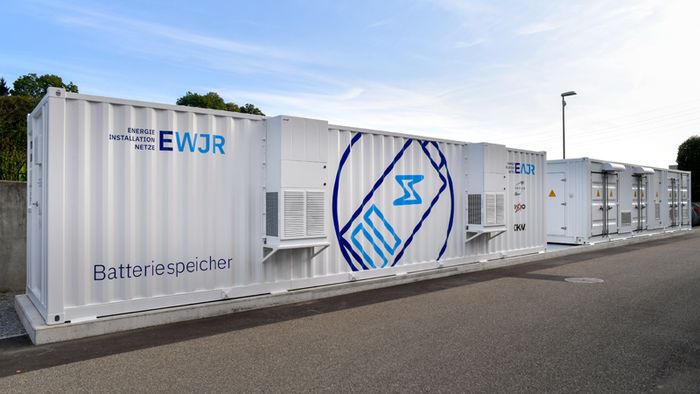 Der Anschluss von Grossbatteriespeichern stellt Schweizer Verteilnetzbetreiber vor Herausforderungen