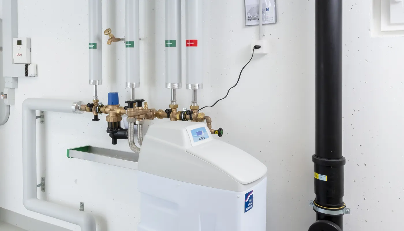 Kalk im Wasser: Eine Enthärtungsanlage kann Abhilfe schaffen